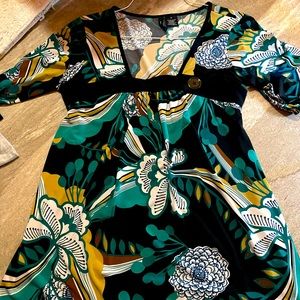 I love this shirt I had letting it go but I need more room in my closet.